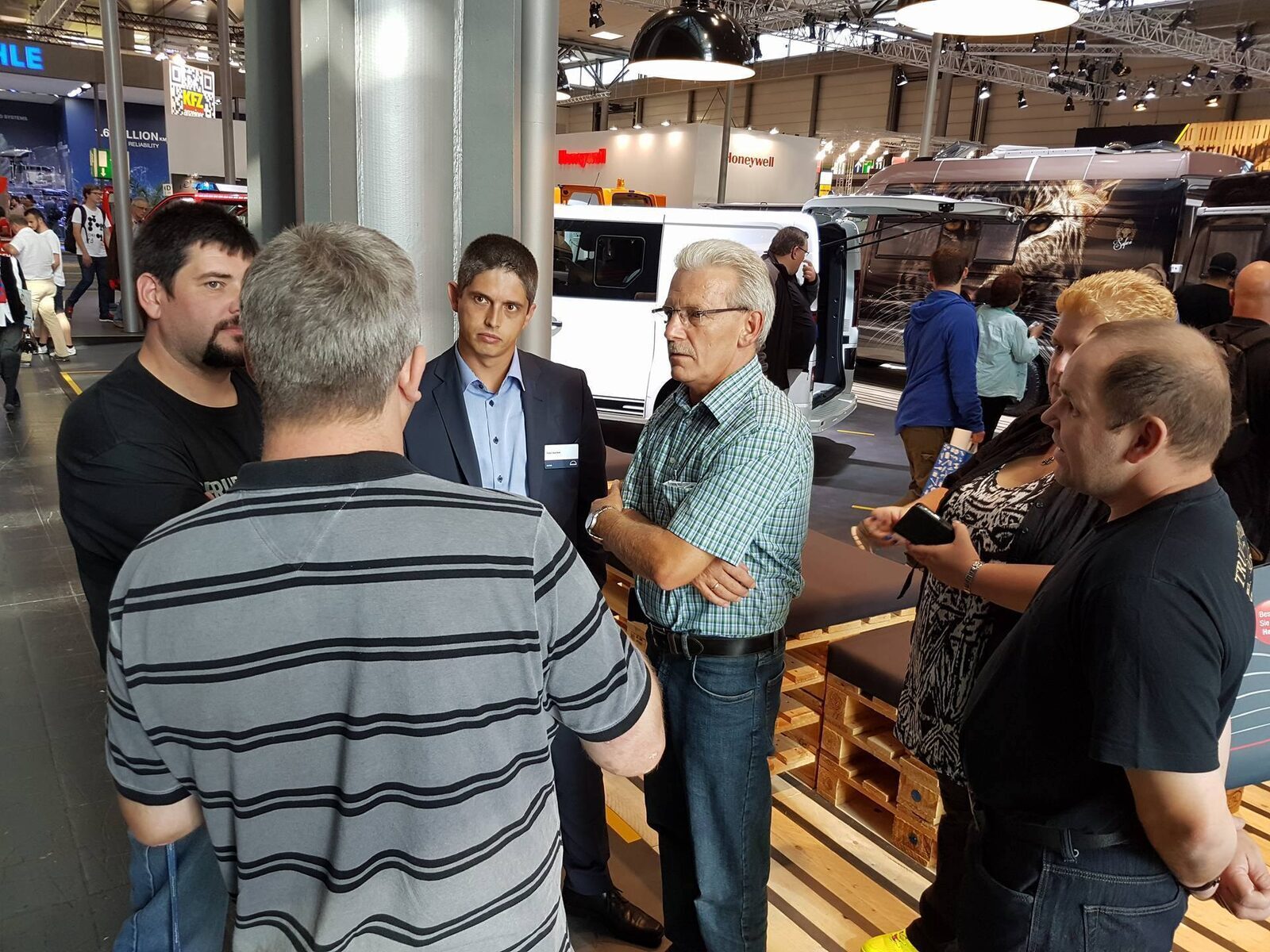 Unsere Truppe im Gespräch mit einem Vertreter von MAN