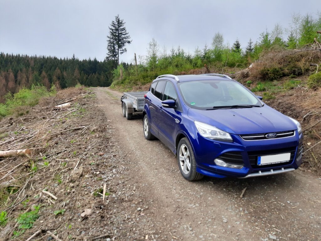 Ford Kuga mit Anhänger im Wald