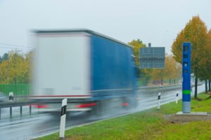 Kontrollsäule an einer Bundesstraße