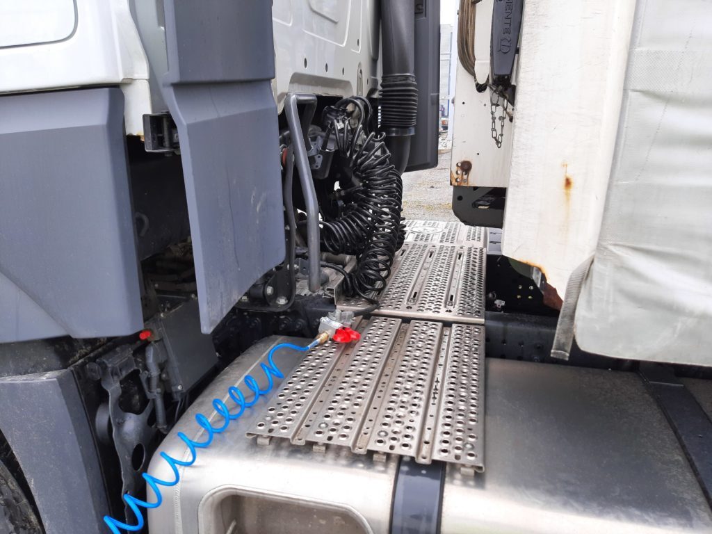 Der Befüllschlauch am LKW angeschlossen